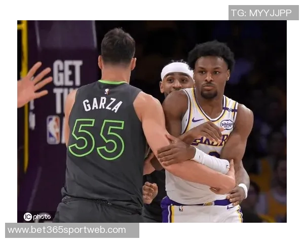 夸梅：布朗尼在主场比赛中表现得如同被车灯照射的迷茫鹿